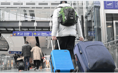 加拿大又一家航空公司宣布 这些航线的行李不再免费