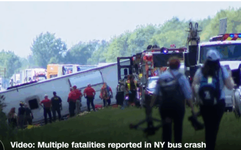 突发! 载有52人旅游大巴翻车, 至少4人死亡 数十人受伤！乘客很多是华人