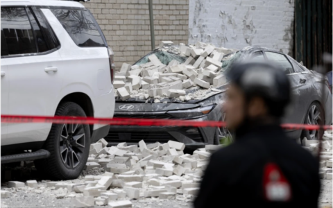 蒙特利尔建筑外墙突然部分坍塌 砸中两辆车 一人受伤
