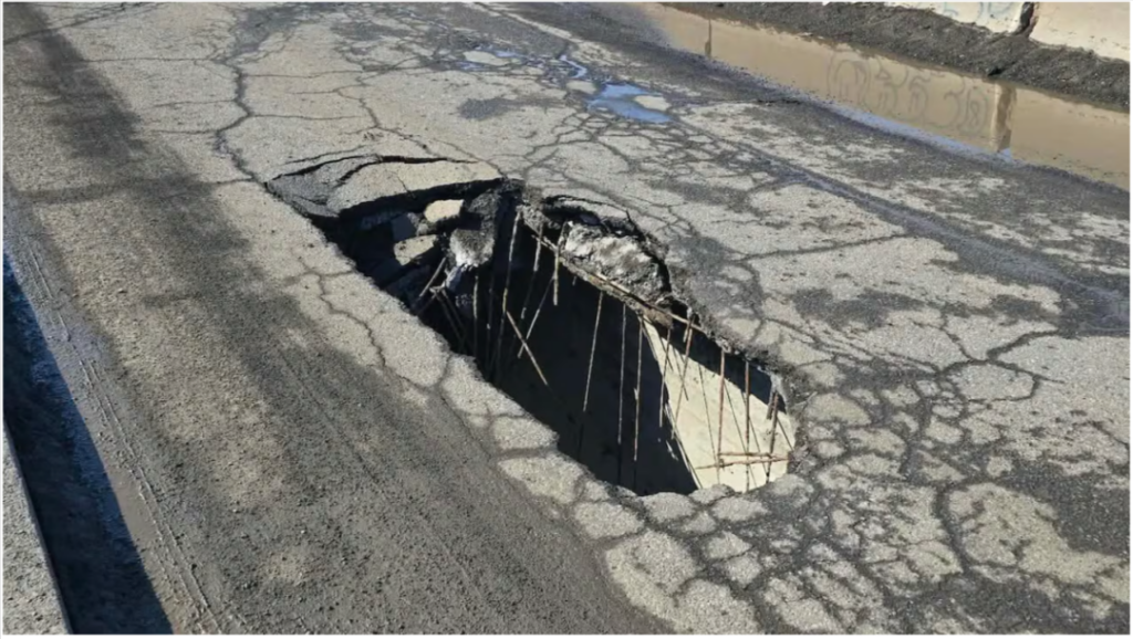 蒙特利尔南岸一座桥面突然部分坍塌 无限期完全封闭